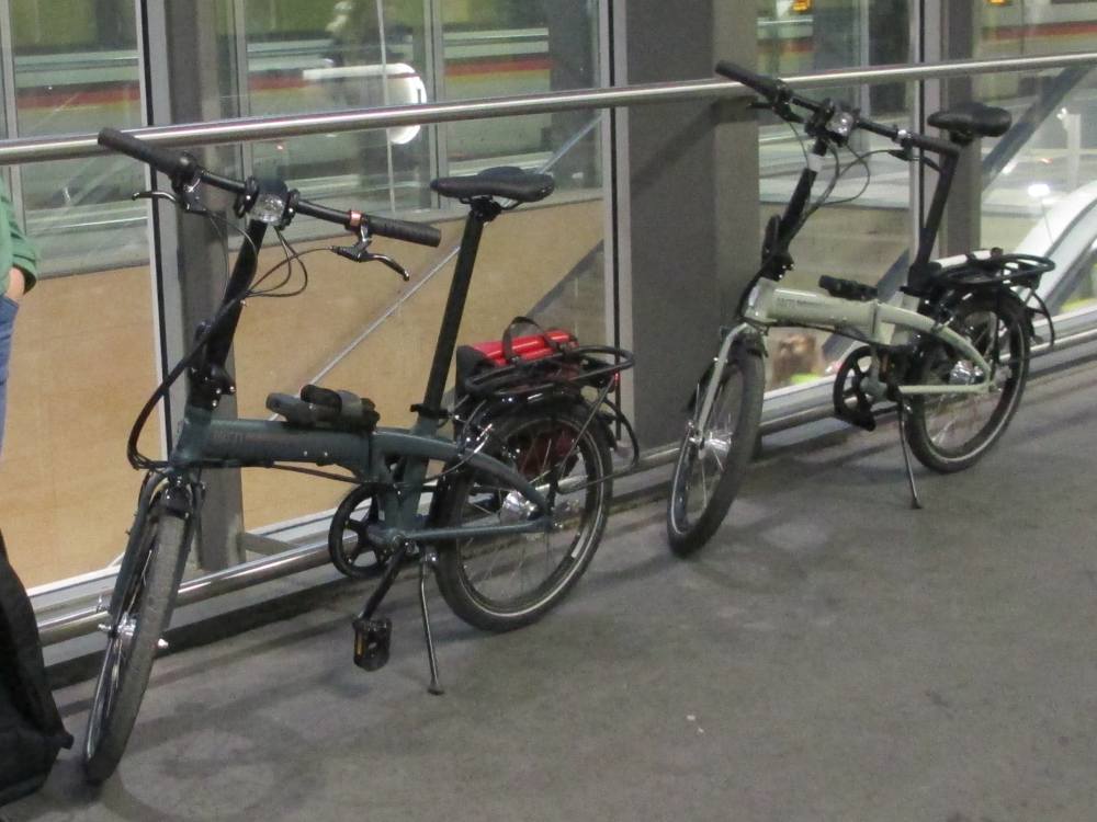 Faltr�der auf dem Bahnsteig