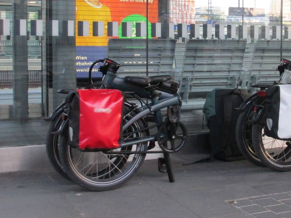 Faltr�der auf dem Bahnsteig