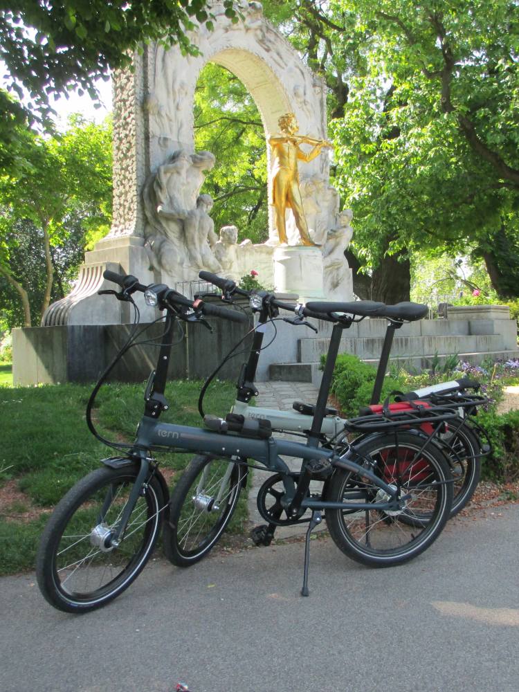 R�der am Johann Strauss Denkmal